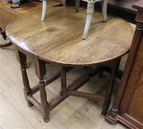 An oak gateleg table W.97cm